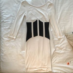 White and black body con 3/4 length sleeve dress